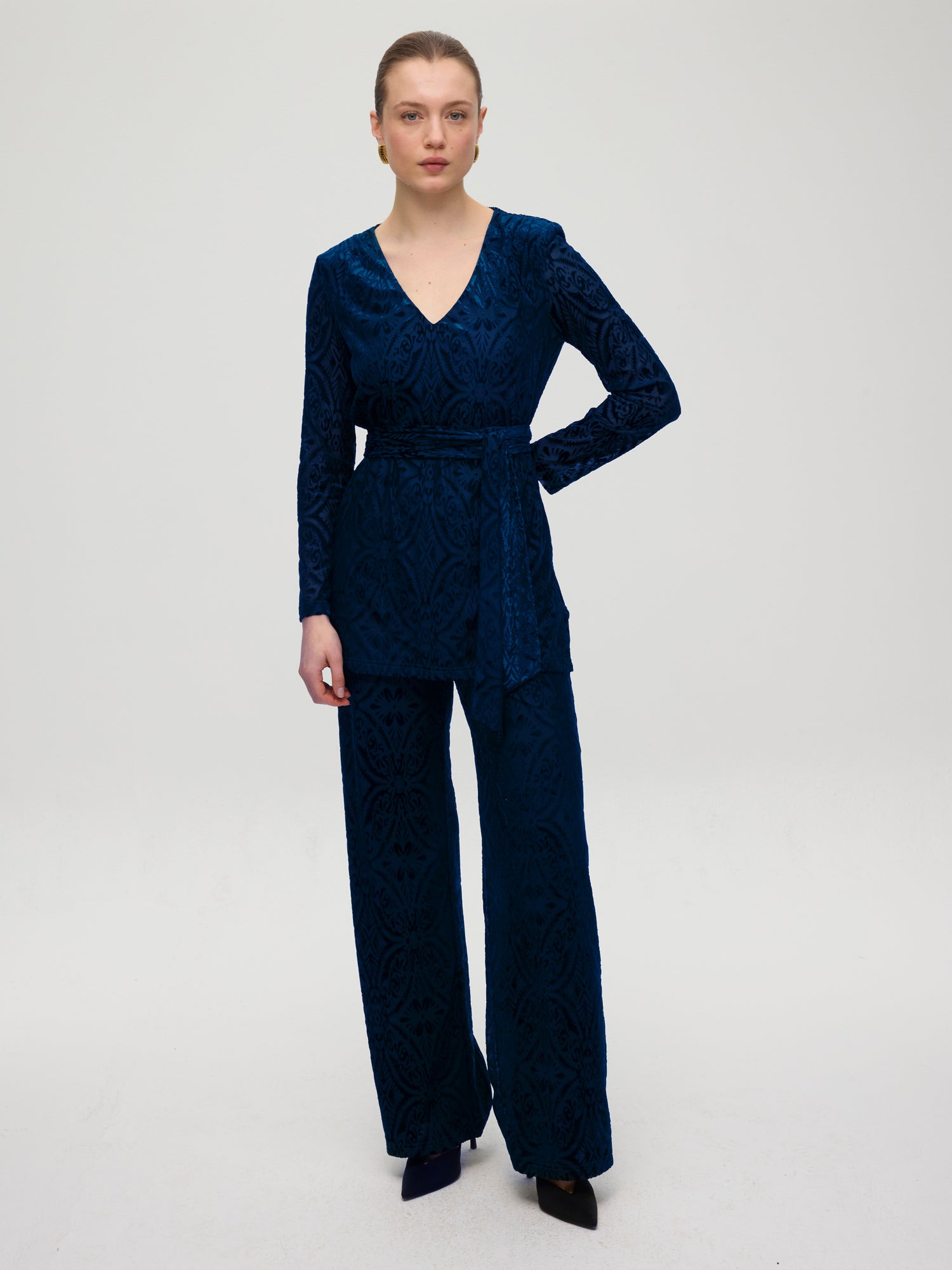 mioh | RIALTO BLUE - Conjunto pantalón y jersey pico terciopelo. Vestidos de fiesta para invitadas de boda perfectas. Marca española de moda