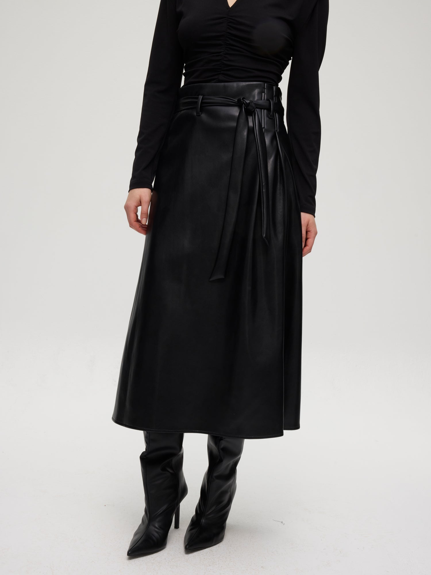 mioh | ROCKEFELLER - Falda midi efecto piel negra. Vestidos de fiesta para invitadas de boda perfectas. Marca española de moda