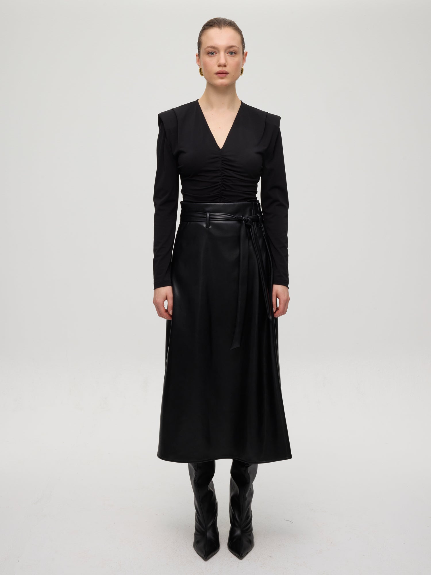 mioh | ROCKEFELLER - Falda midi efecto piel negra. Vestidos de fiesta para invitadas de boda perfectas. Marca española de moda