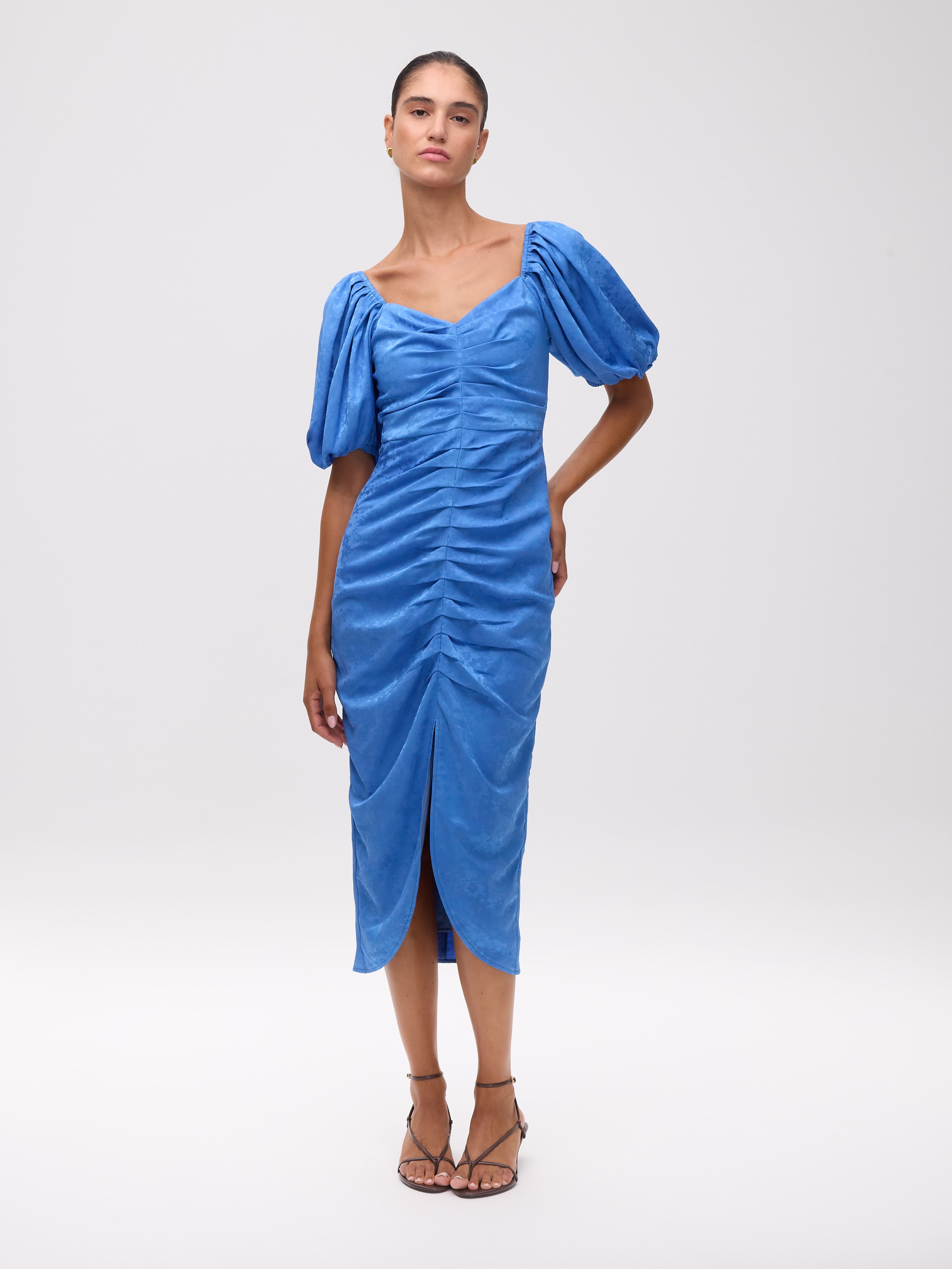 ROMEO BLUE - Vestido midi drapeado jacquard azul, para invitadas de boda, fiesta y eventos de primvera y verano. MIOH es la marca española de vestidos de fiesta para invitadas de boda más de moda en España