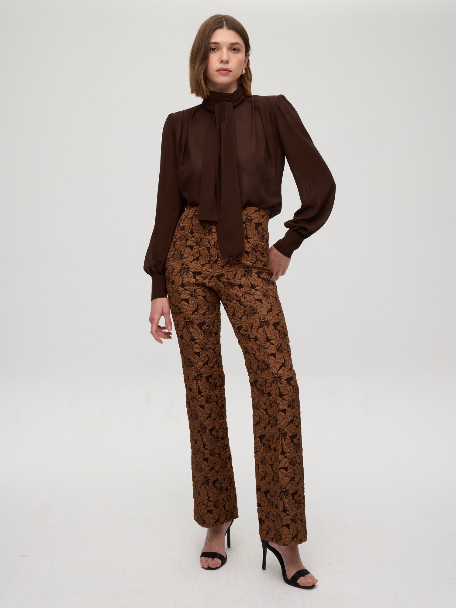 mioh | TEMPLE - Conjunto chaleco y pantalón damasco marrón. Vestidos de fiesta para invitadas de boda perfectas. Marca española de moda