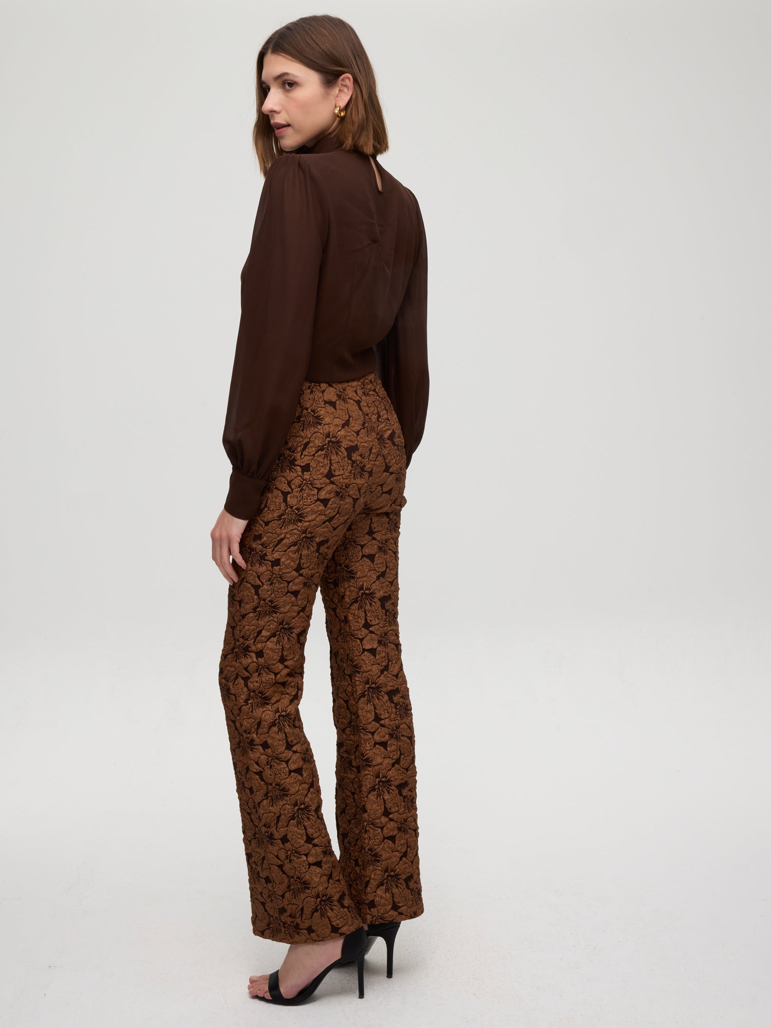 mioh | TEMPLE - Conjunto chaleco y pantalón damasco marrón. Vestidos de fiesta para invitadas de boda perfectas. Marca española de moda