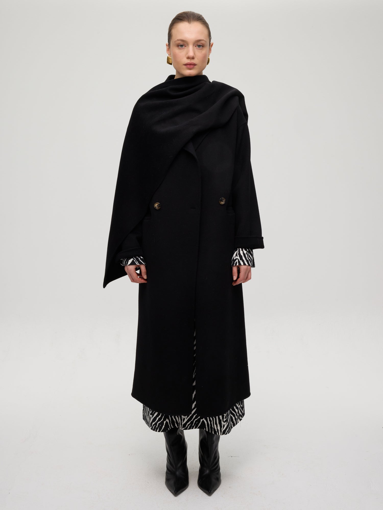 mioh | TICKET BLACK - Bufanda paño lana negra. Vestidos de fiesta para invitadas de boda perfectas. Marca española de moda