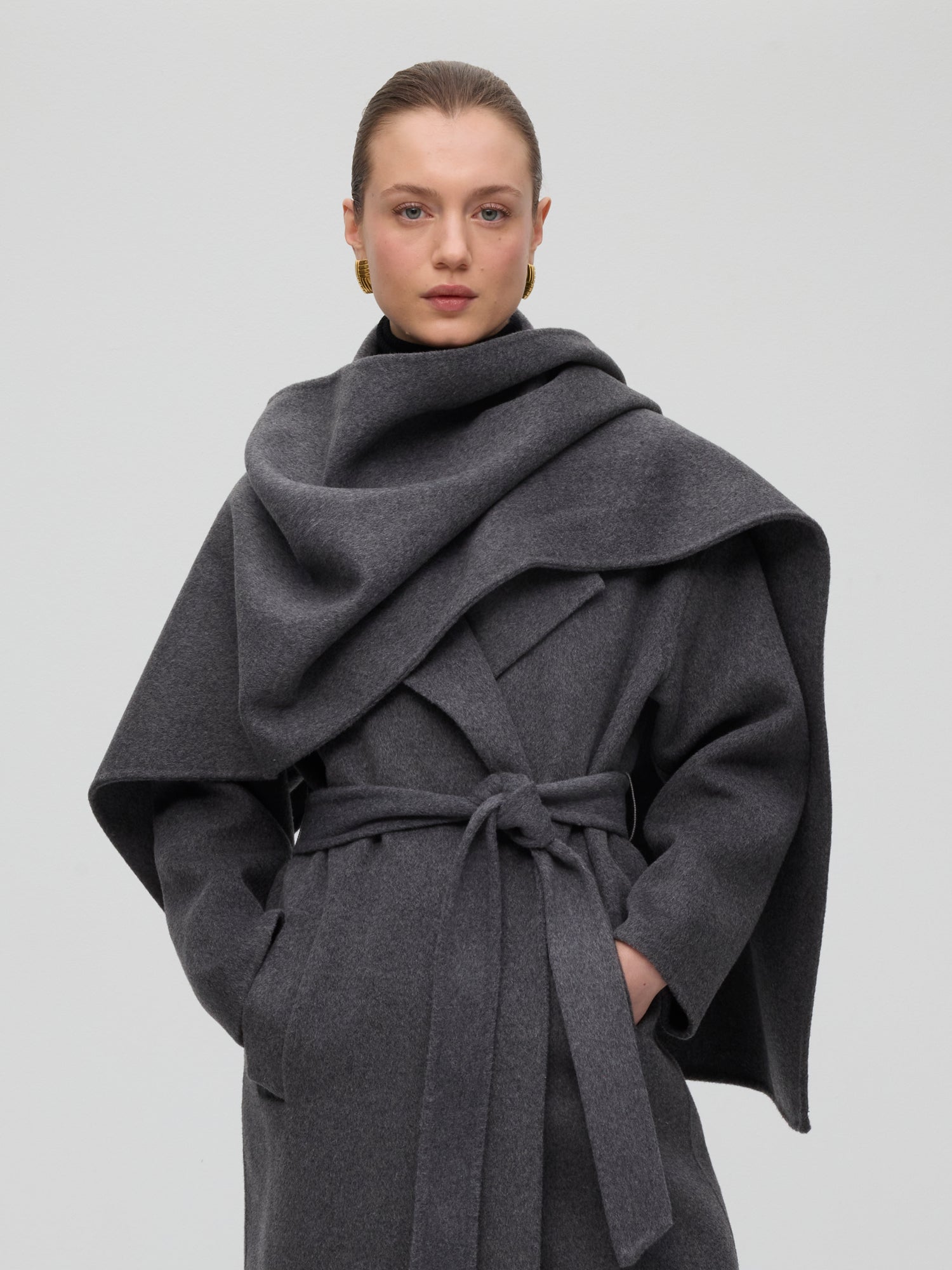 mioh | TICKET GREY - Bufanda paño lana gris. Vestidos de fiesta para invitadas de boda perfectas. Marca española de moda