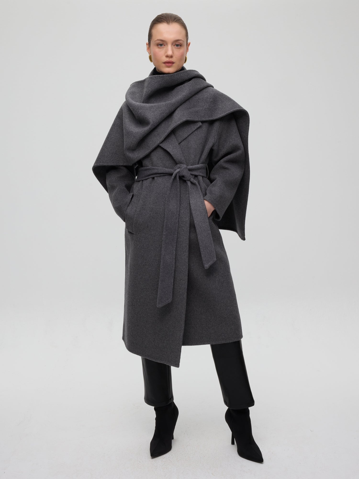 mioh | TICKET GREY - Bufanda paño lana gris. Vestidos de fiesta para invitadas de boda perfectas. Marca española de moda