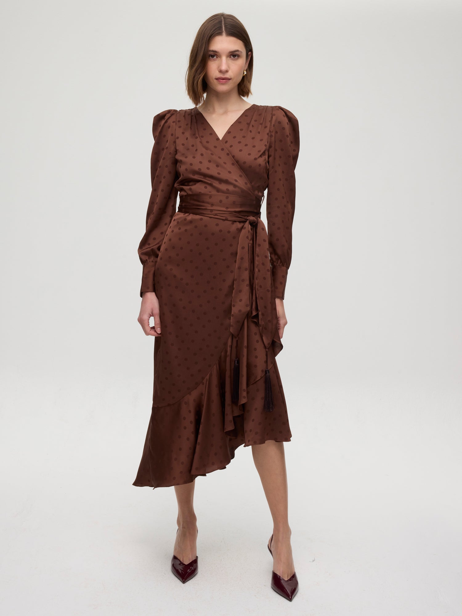 mioh | VALLEY BROWN - Vestido envolvente de JCQRD lunares. Vestidos de fiesta para invitadas de boda perfectas. Marca española de moda