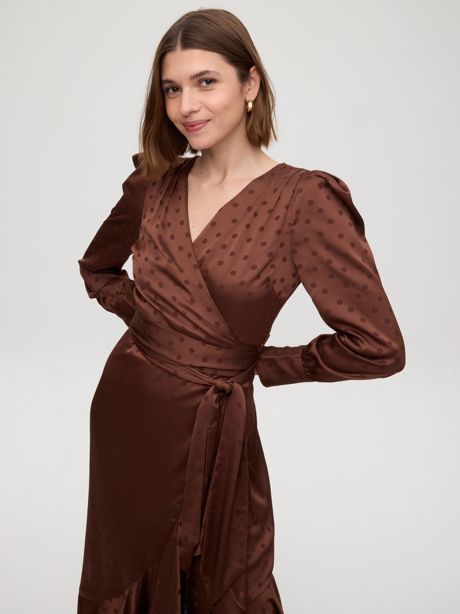 mioh | VALLEY BROWN - Vestido envolvente de JCQRD lunares. Vestidos de fiesta para invitadas de boda perfectas. Marca española de moda