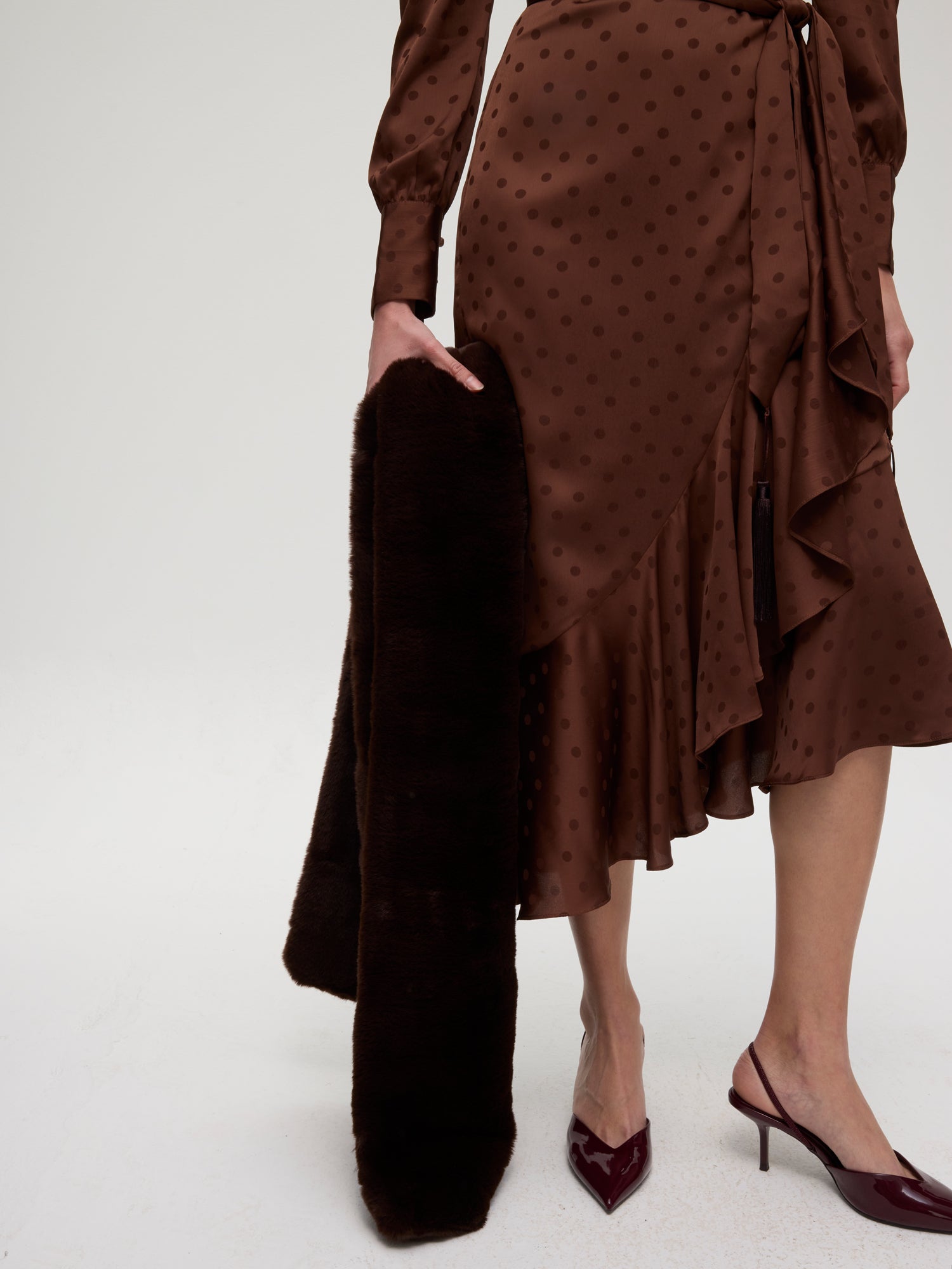 mioh | VALLEY BROWN - Vestido envolvente de JCQRD lunares. Vestidos de fiesta para invitadas de boda perfectas. Marca española de moda