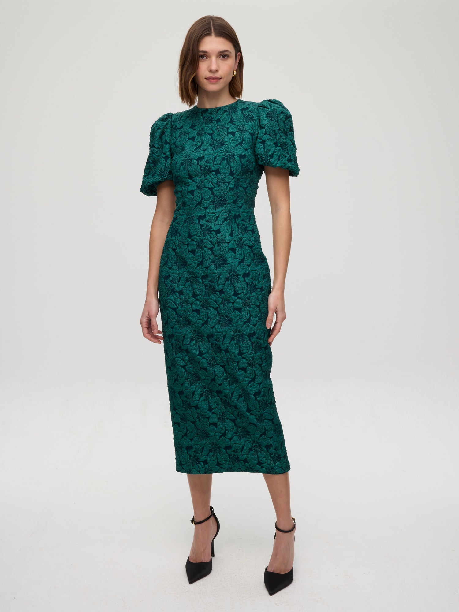 mioh | VERSALLES - Vestido damasco verde manga corta escote espalda. Vestidos de fiesta para invitadas de boda perfectas. Marca española de moda