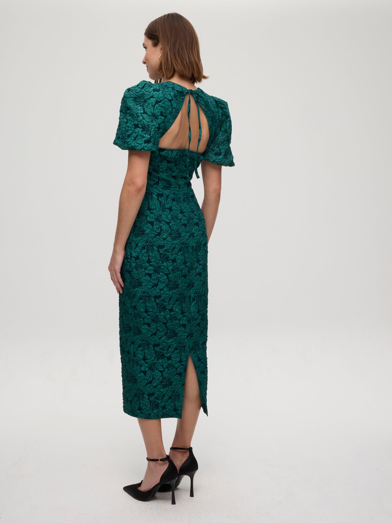 mioh | VERSALLES - Vestido damasco verde manga corta escote espalda. Vestidos de fiesta para invitadas de boda perfectas. Marca española de moda