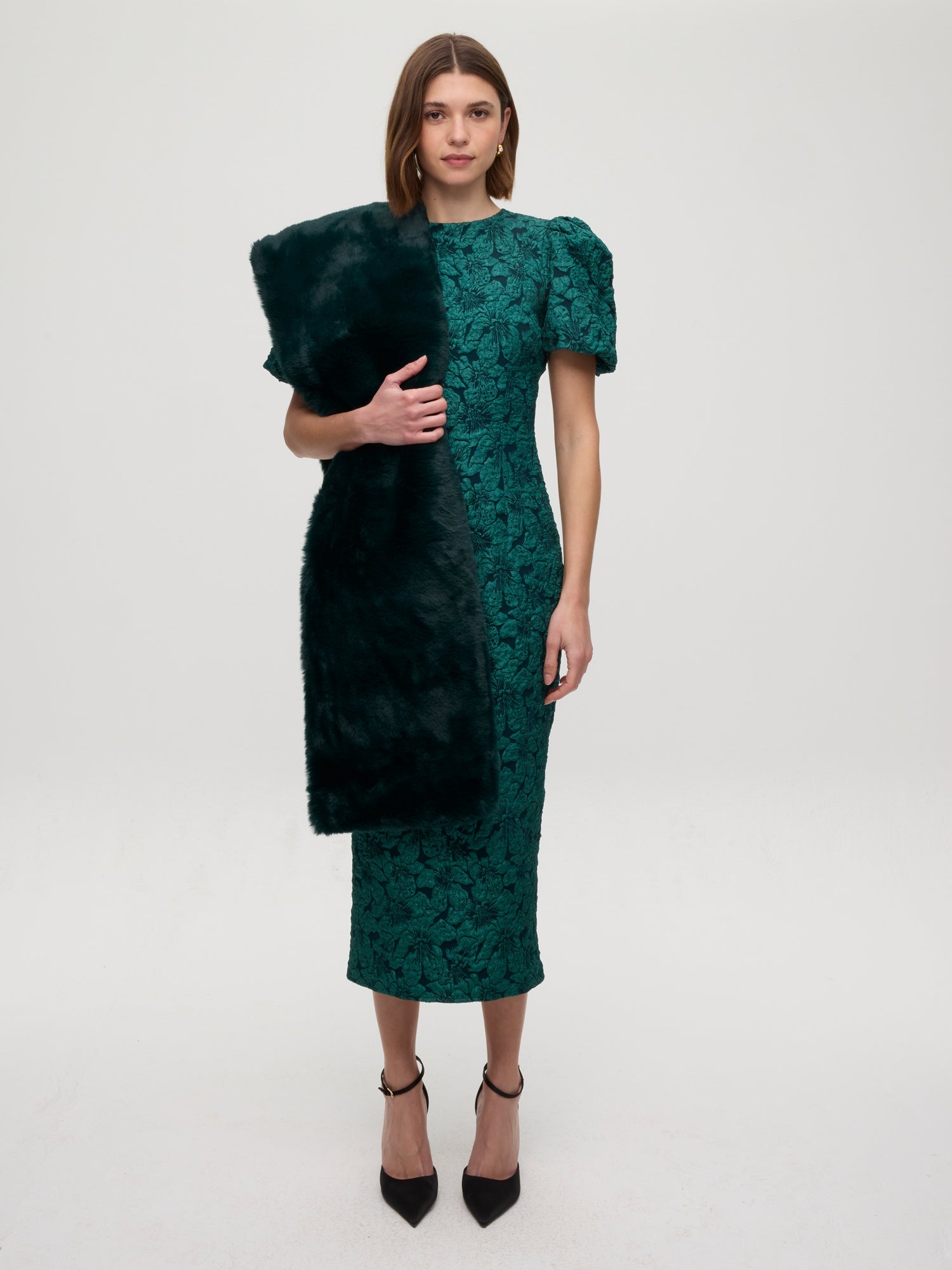 mioh | VERSALLES - Vestido damasco verde manga corta escote espalda. Vestidos de fiesta para invitadas de boda perfectas. Marca española de moda