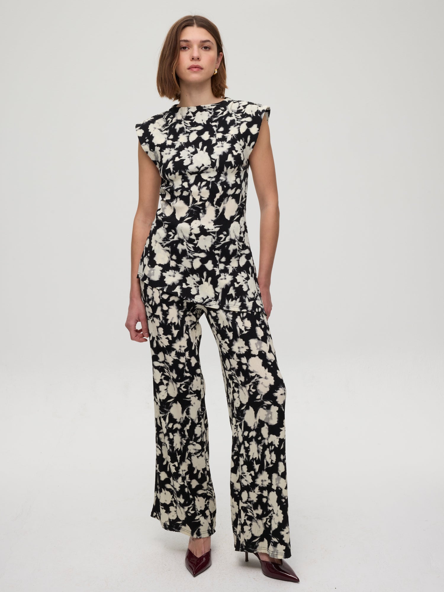 mioh | VILLA PANT - Pantalón recto plisado flores. Vestidos de fiesta para invitadas de boda perfectas. Marca española de moda