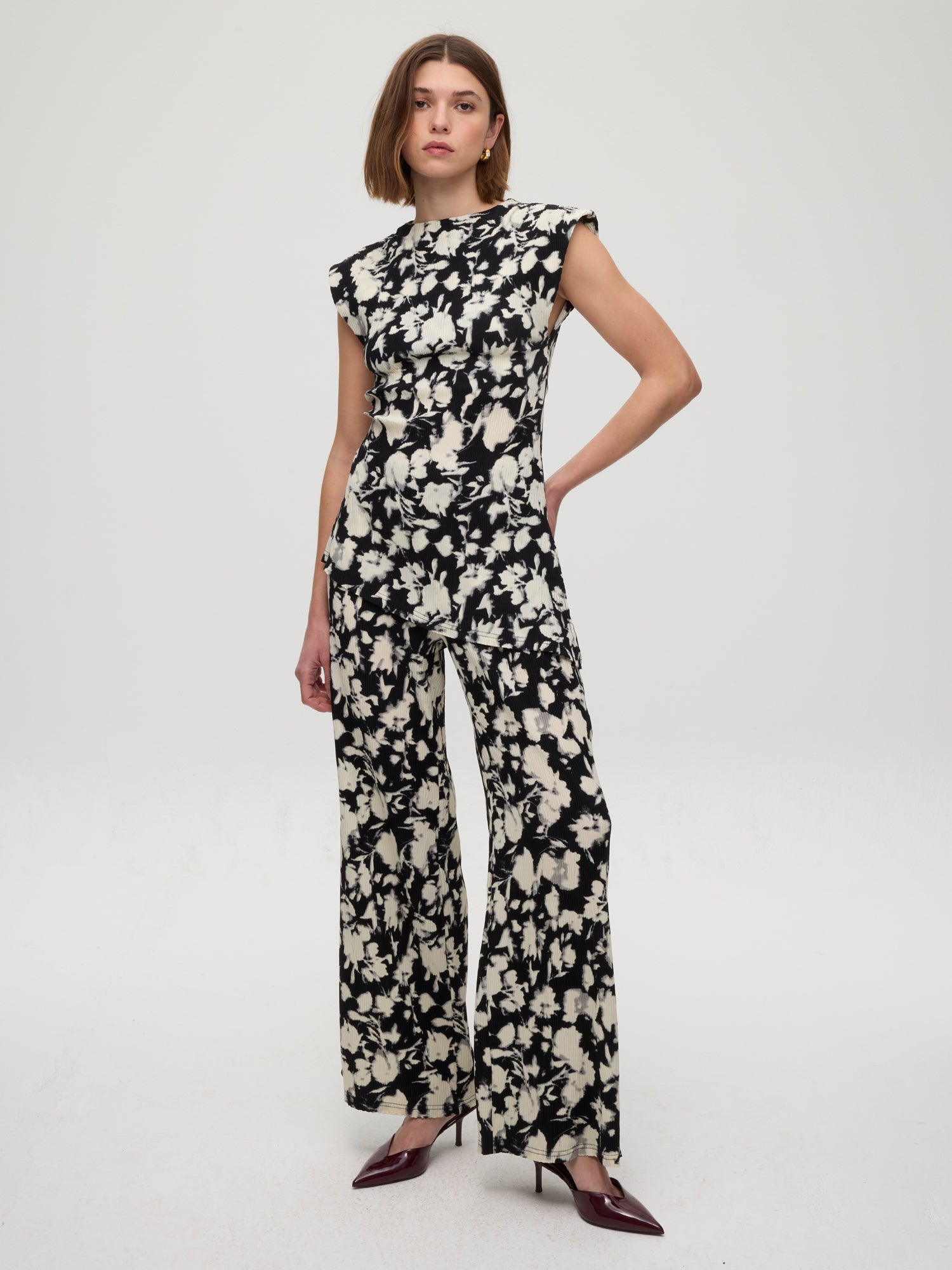 mioh | VILLA PANT - Pantalón recto plisado flores. Vestidos de fiesta para invitadas de boda perfectas. Marca española de moda