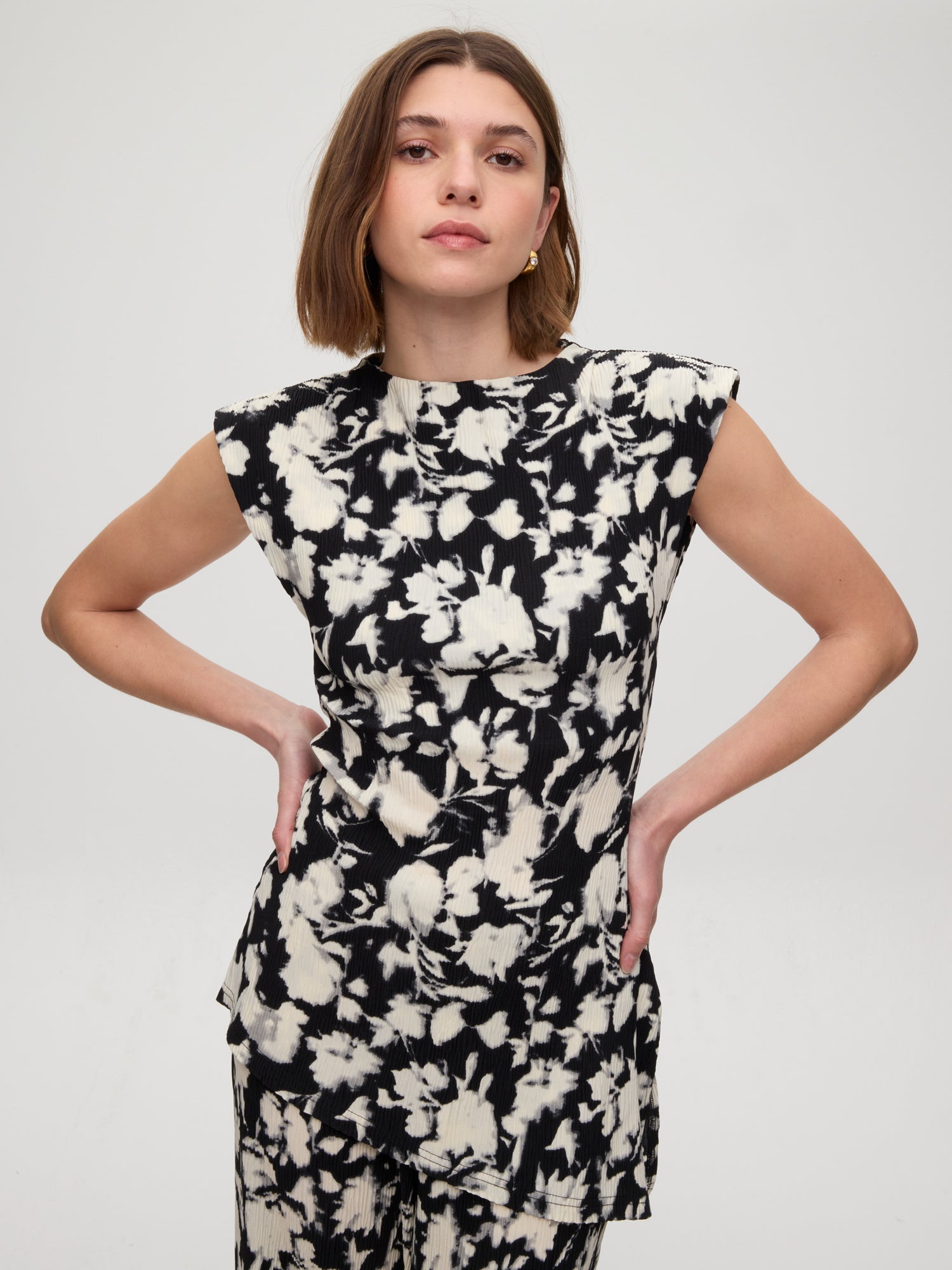 mioh | VILLA TOP - Top asimétrico flores plisado. Vestidos de fiesta para invitadas de boda perfectas. Marca española de moda