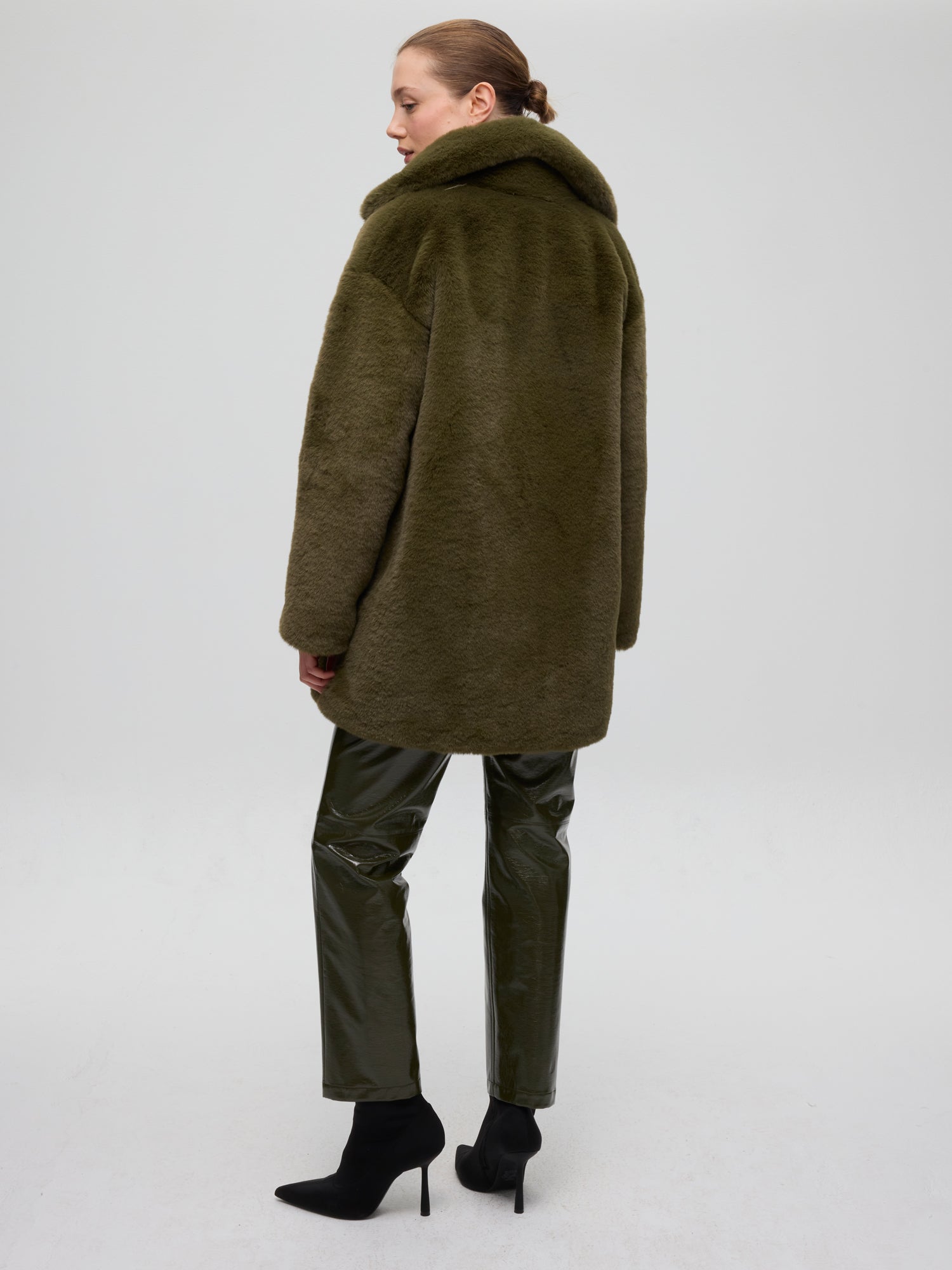 mioh | WORLD MOSS - Chaquetón faux fur verde. Vestidos de fiesta para invitadas de boda perfectas. Marca española de moda