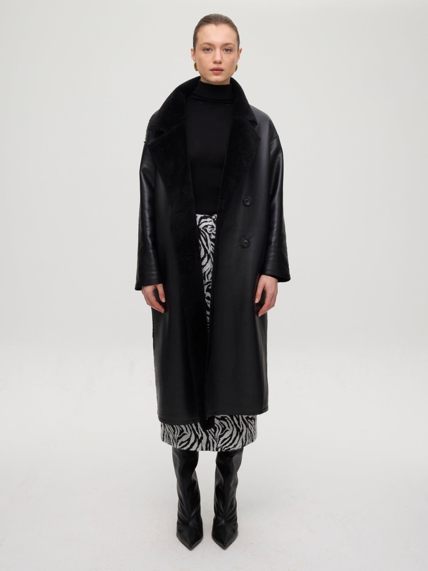 mioh | ZHIVAGO - Abrigo reversible ecopiel vuelta. Vestidos de fiesta para invitadas de boda perfectas. Marca española de moda