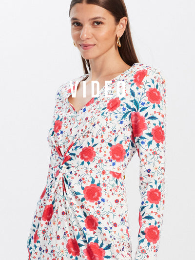 mioh | JIMENA MANILA - Vestido corto de fiesta con manga larga y nudo en el centro, y estampado mantón de manila para ser la invitada de boda perfecta esta temporada Primavera Verano 23. Nuestros vestidos cortos son pura tendencia SS23, perfectos para eventos de todo tipo, para ir a cenar o para un día a día arreglado. De ponerse mucho.