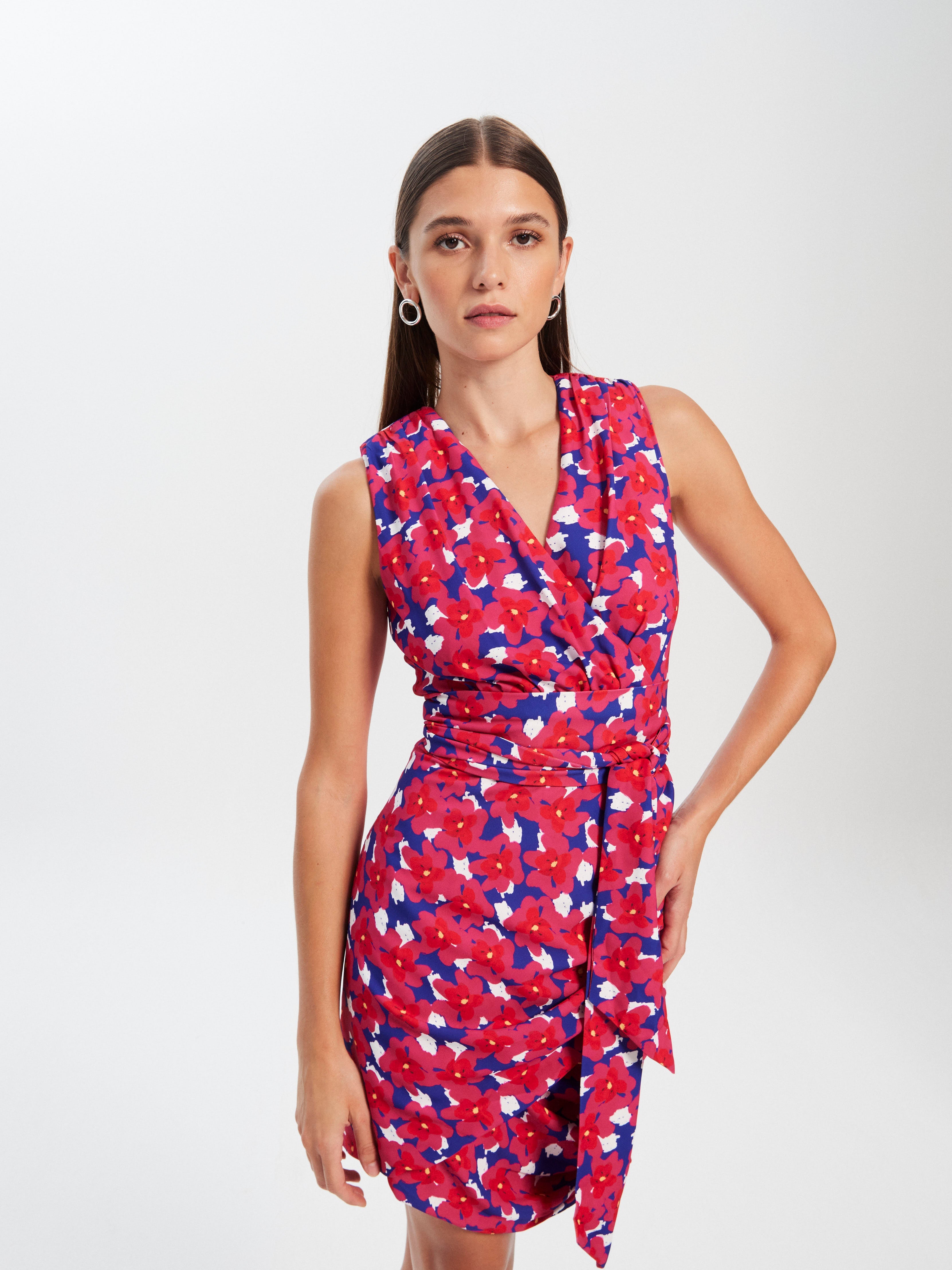 mioh | ALEJANDRA FLOWERS - Vestido corto invitada boda, fiesta y evento, nuestro vestido corto sin mangas falda drapeada de fiesta para ser la invitada de boda perfecta esta temporada Primavera Verano 23. Pura tendencia SS23. MIOH marca española invitada